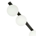 Fit lampa sufitowa 3-punktowa w kolorze czarnym i białym. Posiada trzy białe, okrągłe klosze z matowego szkła zamontowane na poziomej, czarnej listwie. Ujęcie z góry, ukazujące detal montażu i rozmieszczenie kloszy.