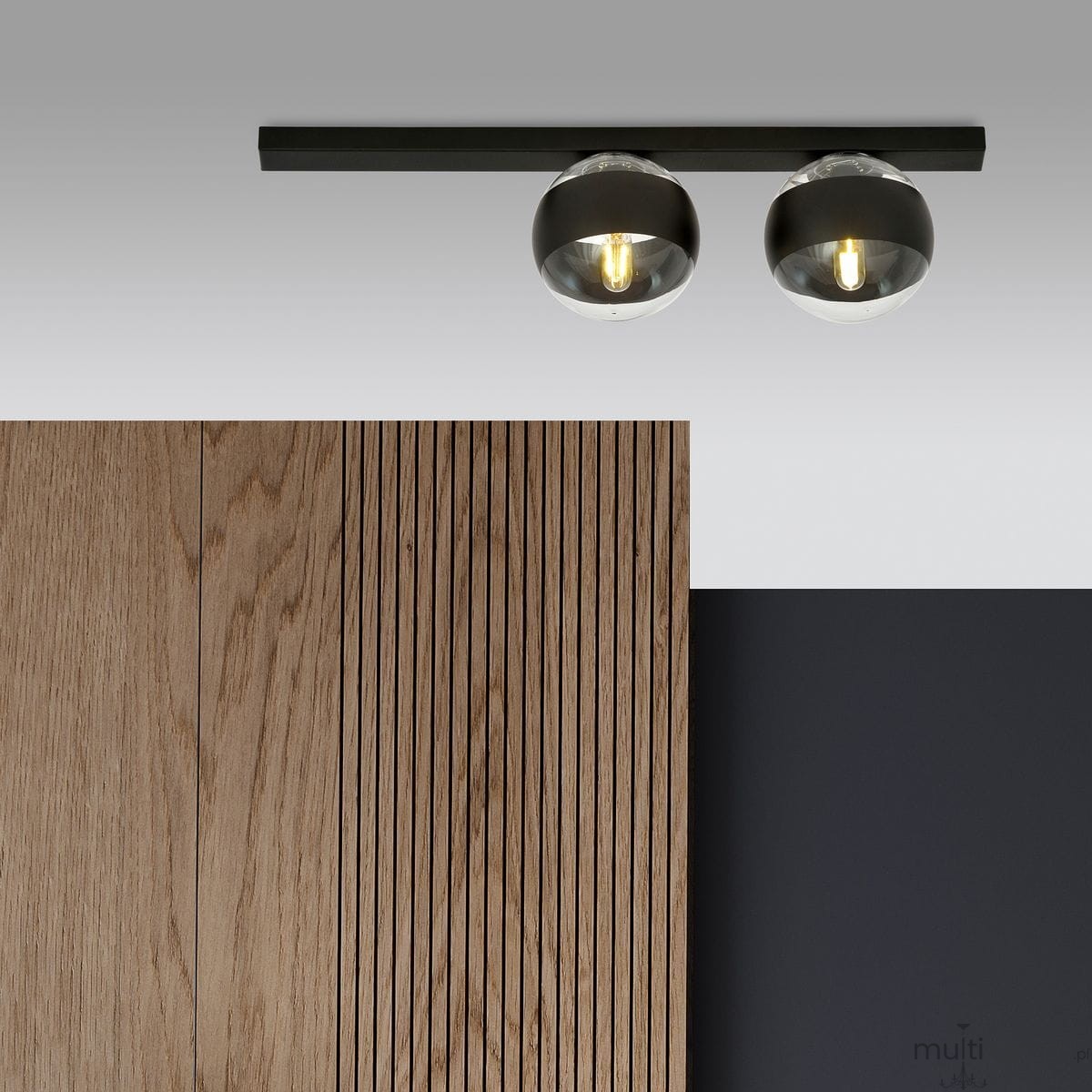 Fit lampa sufitowa 2-punktowa w kolorze czarnym, z metalowym stelażem i szklanymi kloszami. Zawieszona poziomo, z widocznymi żarówkami, na tle drewnianej struktury i gładkiej czarnej ściany. Idealna do nowoczesnych wnętrz.