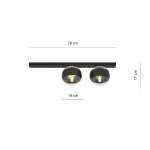 Lampa sufitowa Fit 2-punktowa w kolorze czarnym z dwoma okrągłymi kloszami o średnicy 14 cm. Ułożona poziomo na prostokątnej belce o długości 70 cm i wysokości 17 cm. Prosty design, idealna do nowoczesnych wnętrz.