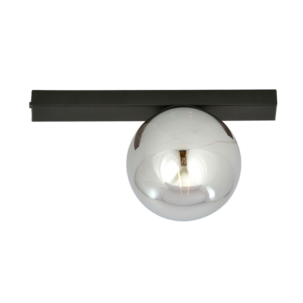 Czarna lampa sufitowa Fit 1-punktowa z metalowym, połyskującym kloszem w kształcie kuli. Prosta, pozioma, grafitowa konstrukcja montażowa. Ujęcie frontalne, lampa zamontowana na suficie, idealna do nowoczesnych wnętrz.