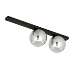 Czarna lampa sufitowa 2-punktowa Fit 1122/2 z metalowym, prostokątnym uchwytem i dwoma okrągłymi, lustrzanymi kloszami. Produkt zamontowany na suficie, z widocznymi odbiciami w kloszach. Tło białe, co podkreśla elegancki design.