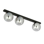 Lampa sufitowa 3-punktowa w kolorze czarnym z chromowanymi kulami. Ułożona poziomo na prostokątnej podstawie. Kule mają błyszczącą powierzchnię, odbijającą światło, co może dodawać blasku wnętrzu. Idealna do nowoczesnych aranżacji.