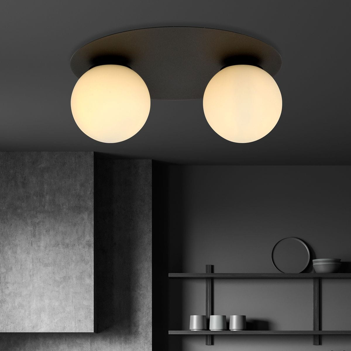 Czarna i biała sufitowa lampa 2-punktowa z okrągłymi, matowymi kloszami w kolorze białym. Produkt zamontowany na ciemnym, okrągłym stelażu, widoczny w minimalistycznym wnętrzu z szarymi ścianami i półką. Klosze umieszczone obok siebie.