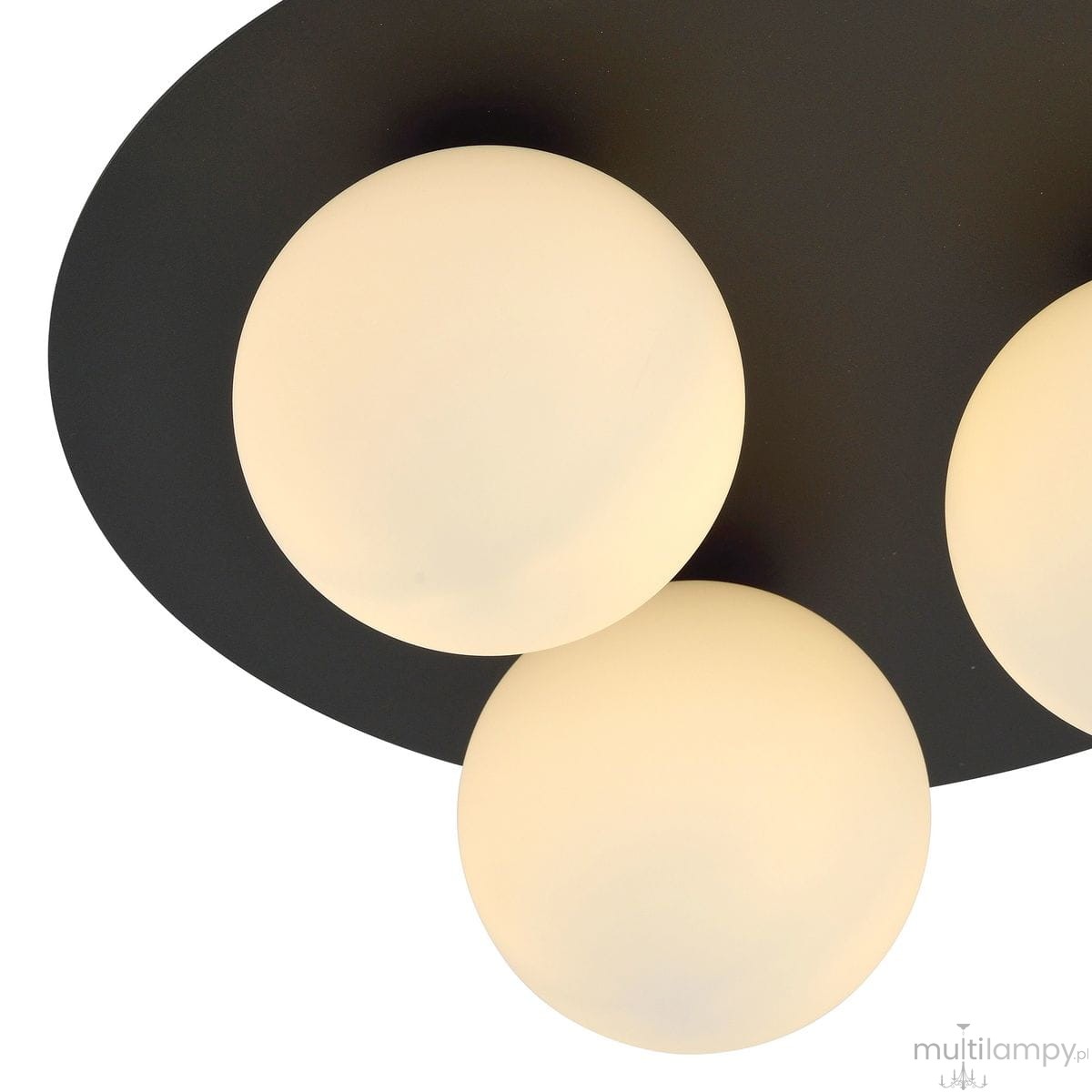 Trzypunktowa lampa sufitowa w kolorze czarnym z białymi, półprzezroczystymi kulami. Ujęcie z góry, ukazujące kształt i rozmieszczenie kloszy na podkładzie w kształcie owalu. Idealna do nowoczesnych wnętrz.