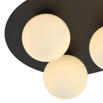 Trzypunktowa lampa sufitowa w kolorze czarnym z białymi, półprzezroczystymi kulami. Ujęcie z góry, ukazujące kształt i rozmieszczenie kloszy na podkładzie w kształcie owalu. Idealna do nowoczesnych wnętrz.