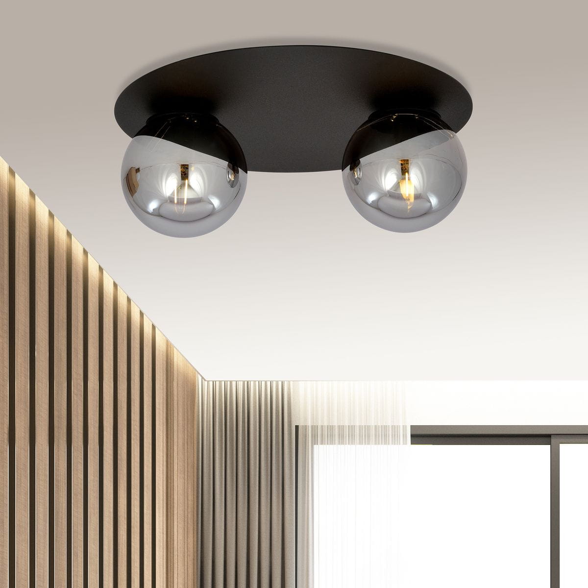 Czarna i grafitowa sufitowa lampa 2-punktowa z dwoma okrągłymi, lustrzanymi kloszami. Ujęcie z dołu, montowana na suficie. Otoczenie z drewnianymi panelami i jasnym tłem, co podkreśla nowoczesny styl.