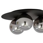 Czarna sufitowa lampa 3-punktowa z grafitowym kloszem w kształcie kul. Klosze mają lustrzaną powierzchnię, odbijającą otoczenie. Lampa zamontowana na okrągłej, matowej podstawie, widok z dołu, ukazujący unikalny design.
