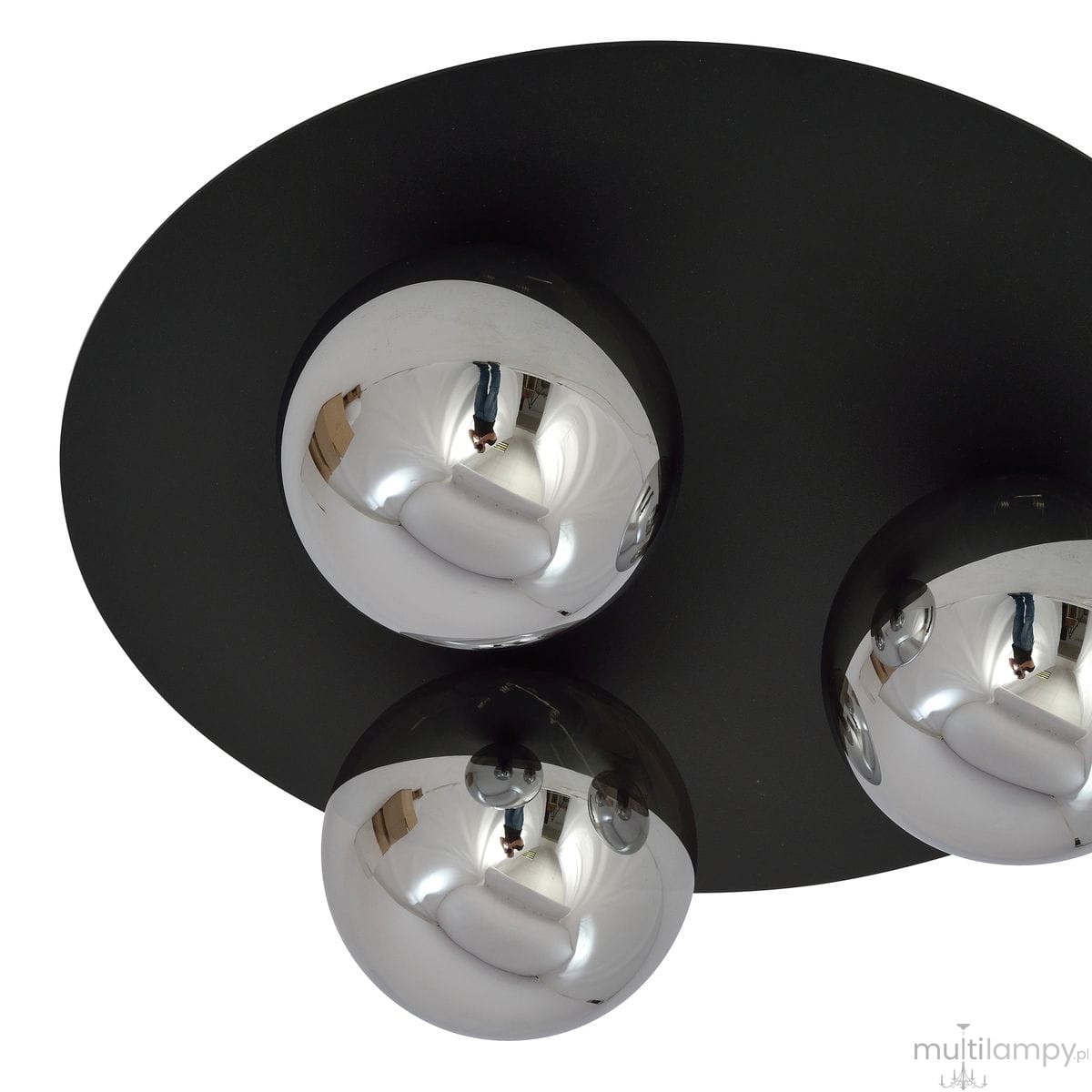 Trzypunkowa lampa sufitowa w kolorze czarnym z grafitowym wykończeniem, z trzema okrągłymi reflektorami w chromowanej obudowie, zamontowana na płaskim, okrągłym stelażu. Ujęcie z dołu, ukazujące szczegóły wykończenia i refleksy w szklanych kloszach.