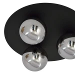 Trzypunkowa lampa sufitowa w kolorze czarnym z grafitowym wykończeniem, z trzema okrągłymi reflektorami w chromowanej obudowie, zamontowana na płaskim, okrągłym stelażu. Ujęcie z dołu, ukazujące szczegóły wykończenia i refleksy w szklanych kloszach.