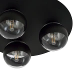 Czarna sufitowa lampa 3-punktowa z okrągłym, matowym kloszem i przezroczystym szkłem. Widoczne trzy żarówki w szklanych oprawach, zamontowane na okrągłej podstawie. Ujęcie z dołu, ukazujące detale konstrukcji.