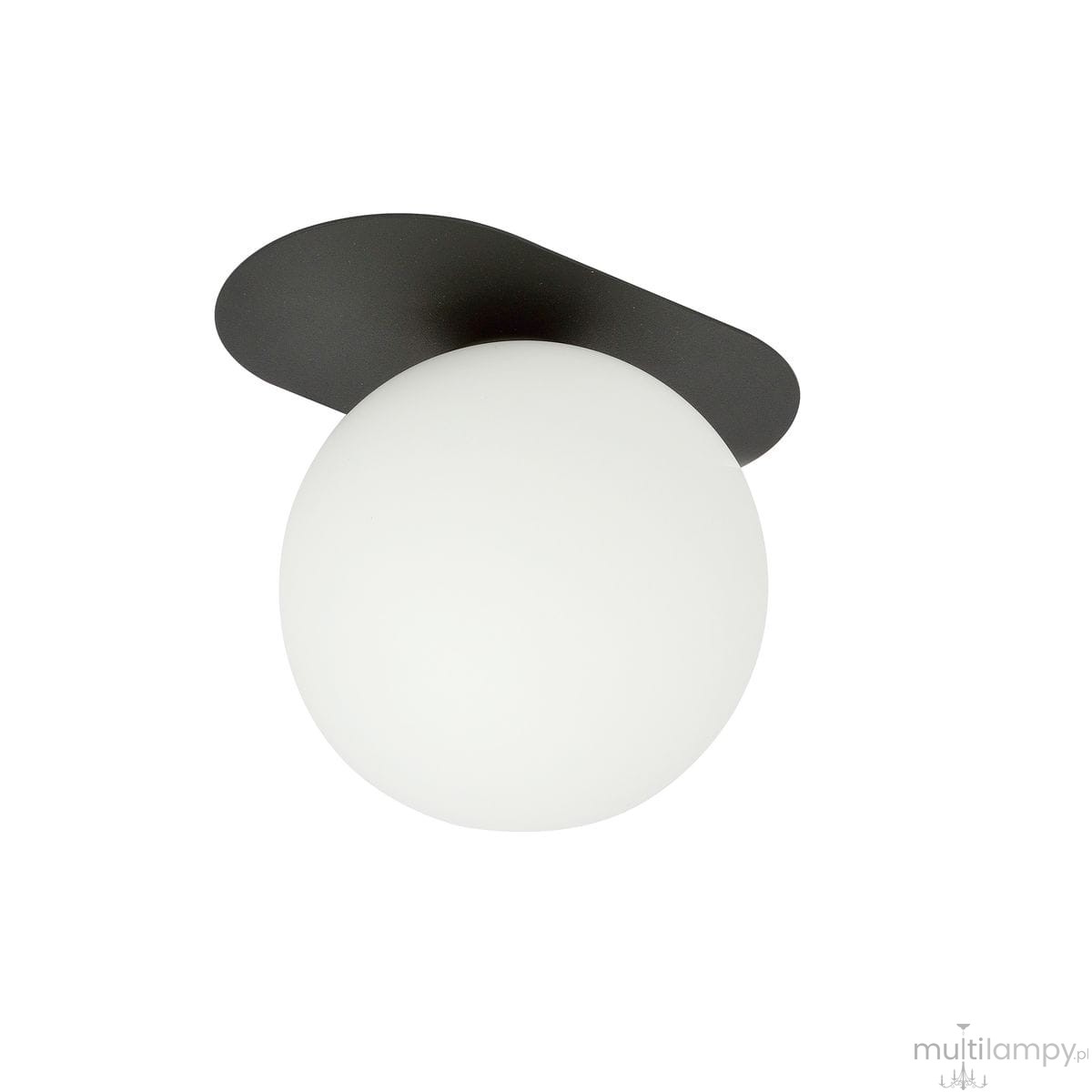 Lampa sufitowa Plaza 1-punktowa w kolorze czarnym i białym. Okrągła, matowa, biała kula z oprawą w kształcie elipsy w kolorze czarnym. Ujęcie z góry, zawieszona na suficie. Prosty design, idealna do nowoczesnych wnętrz.