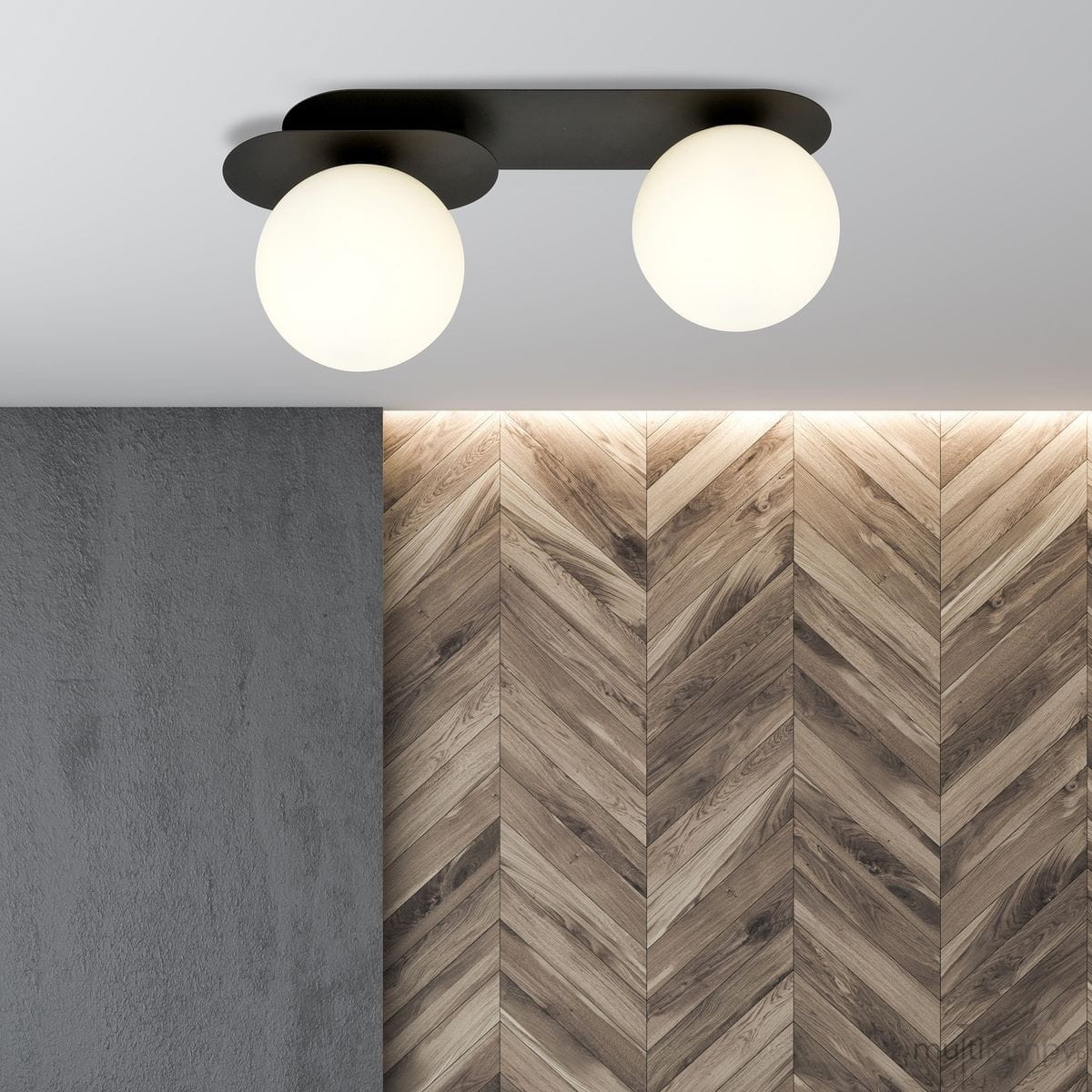 Czarna lampa sufitowa Plaza 2-punktowa z białymi, okrągłymi kloszami. Ujęcie z dołu, montowana na suficie. Tło z szarej ściany i drewnianych paneli w układzie jodełkowym.