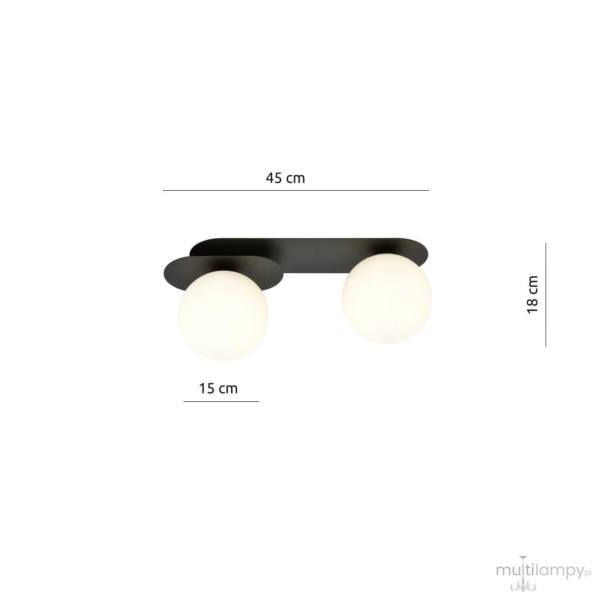 Lampa sufitowa Plaza 2-punktowa w kolorze czarnym i białym, z dwoma okrągłymi kloszami. Wymiary: 45 cm szerokości, 18 cm wysokości i 15 cm głębokości. Ujęcie frontalne, produkt zamontowany na ścianie, minimalistyczny design.