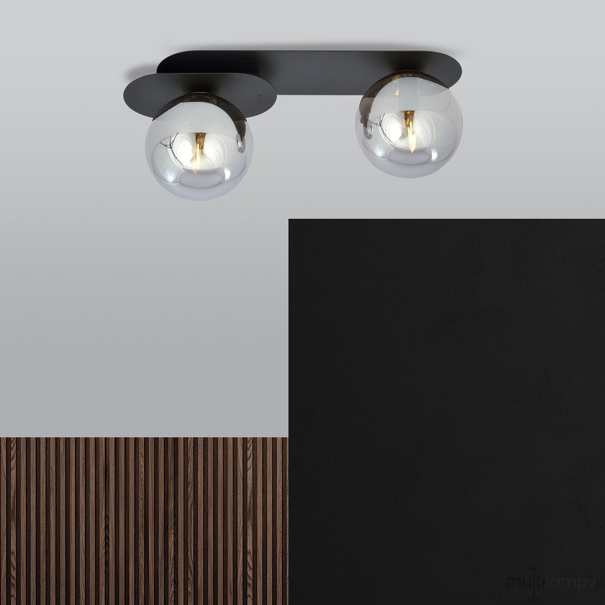 Czarna lampa sufitowa Plaza 2-punktowa z grafitowym mocowaniem, z dwoma okrągłymi, przezroczystymi kloszami. Produkt montowany na suficie, z widocznymi żarówkami, na tle szarym i czarnym. Idealna do nowoczesnych wnętrz.