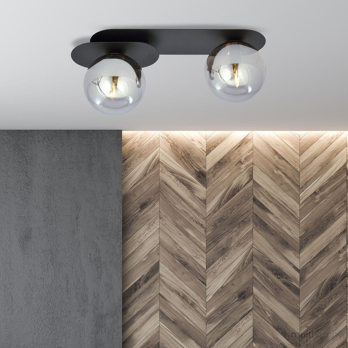 Lampa sufitowa Plaza 2-punktowa w kolorze czarnym i grafitowym z dwoma szklanymi kulami. Montowana na suficie, z widocznymi elementami metalowymi. Tło w odcieniach szarości i drewna, tworzy nowoczesną aranżację.