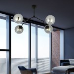 Czarna i grafitowa lampa sufitowa 4-punktowa z metalowymi ramionami i szklanymi kloszami. Ujęcie z dołu, montowana na suficie, w nowoczesnym wnętrzu z dużymi oknami. Klosze mają lustrzaną powierzchnię, odbijającą światło.