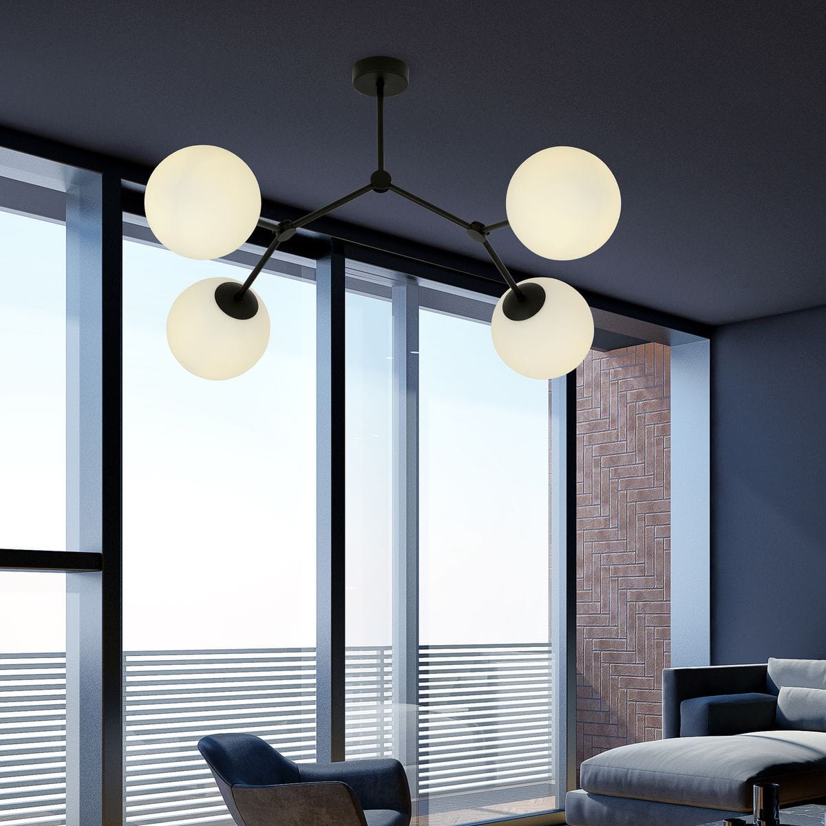 Czarna i biała lampa sufitowa 4-punktowa z mlecznymi kulami, zawieszona na czarnym stelażu. Ujęcie z dołu, ukazujące wszystkie cztery klosze, w jasnym wnętrzu z dużymi oknami. Idealna do nowoczesnych aranżacji.