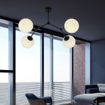 Czarna i biała lampa sufitowa 4-punktowa z mlecznymi kulami, zawieszona na czarnym stelażu. Ujęcie z dołu, ukazujące wszystkie cztery klosze, w jasnym wnętrzu z dużymi oknami. Idealna do nowoczesnych aranżacji.