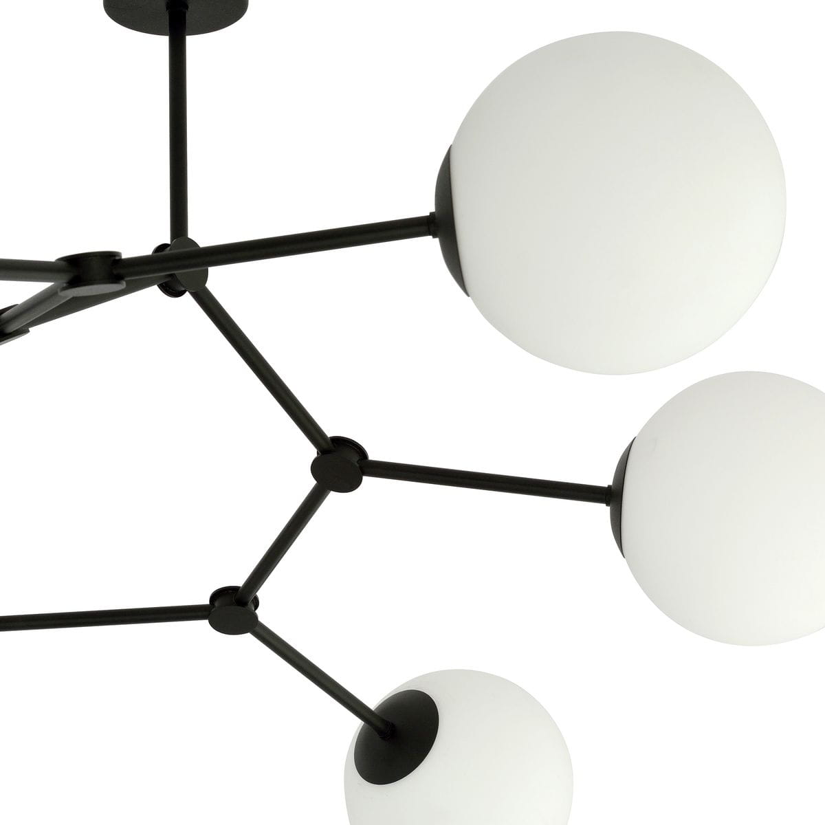 Lampa sufitowa Space 6-punktowa w kolorze czarnym i białym, z trzema białymi, okrągłymi kloszami z matowego szkła, zawieszona na czarnych metalowych ramionach, widok z dołu.