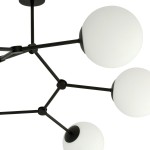 Lampa sufitowa Space 6-punktowa w kolorze czarnym i białym, z trzema białymi, okrągłymi kloszami z matowego szkła, zawieszona na czarnych metalowych ramionach, widok z dołu.