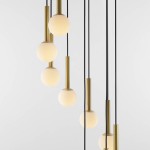 Lampa wisząca Riu 9-punktowa w kolorze czarnym z mosiężnymi akcentami. Posiada sześć okrągłych kloszy z matowego szkła zawieszonych na czarnych przewodach w różnych wysokościach, tworzących nowoczesny efekt świetlny.
