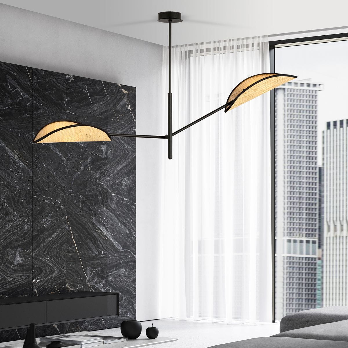 Lampa sufitowa Vene 2-punktowa w kolorze czarnym z rattanowymi kloszami w kształcie półksiężyca. Zawieszona w pokoju z widokiem na dużą szklaną ścianę. Metalowy stelaż, minimalistyczny design. Tło z ciemnym marmurem i jasnymi zasłonami.