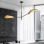 Lampa sufitowa Vene 2-punktowa w kolorze czarnym z rattanowymi kloszami w kształcie półksiężyca. Zawieszona w pokoju z widokiem na dużą szklaną ścianę. Metalowy stelaż, minimalistyczny design. Tło z ciemnym marmurem i jasnymi zasłonami.