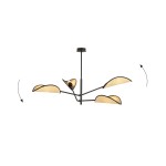 Czarna lampa sufitowa Vene z czterema punktami świetlnymi, z metalowym stelażem i rattanowymi kloszami w kształcie liści. Ujęcie z góry, produkt wiszący na prostym, okrągłym mocowaniu. Klosze skierowane w różne strony, tworząc efektowną aranżację.