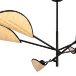 Lampa sufitowa Vene z sześcioma punktami świetlnymi, w kolorze czarnym z rattanowymi kloszami w kształcie półksiężyca. Klosze mają teksturowaną powierzchnię, a całość zawieszona jest na smukłych, czarnych ramionach.