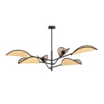 Lampa sufitowa Vene 6-punktowa w kolorze czarnym i rattanowym. Posiada sześć asymetrycznych kloszy z naturalnego rattanu, zamocowanych na czarnym stelażu. Ujęcie z dołu, widać szczegóły konstrukcji i kształt kloszy.