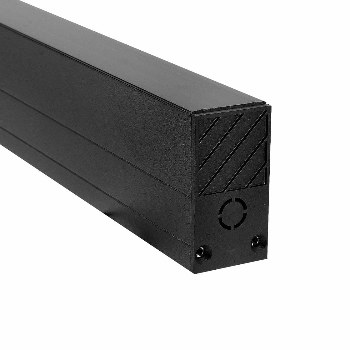 Czarna szyna magnetyczna natynkowa o długości 100 cm, prostokątna, z widocznymi otworami montażowymi oraz teksturowanym bokiem. Ujęcie z boku, ukazujące krawędź i detal konstrukcji.