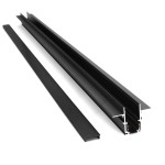 Czarna szyna magnetyczna podtynkowa o długości 150 cm, wykonana z aluminium. Widoczne rowki i zamknięta konstrukcja, z dodatkowymi elementami montażowymi. Produkt leży na prostym tle, co podkreśla jego kształt i detale.