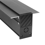 Czarna szyna magnetyczna podtynkowa o długości 150 cm, wykonana z metalu, z widocznymi rowkami na górnej powierzchni oraz otworami montażowymi z boku. Szyna ma prostokątny kształt i jest przeznaczona do montażu w systemach gips-kartonowych.