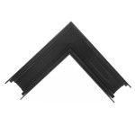 Łącznik kątowy do szyn magnetycznych natynkowych w kolorze czarnym, w formie litery L. Produkt widoczny z góry, z wyraźnymi krawędziami i prostymi liniami, wykonany z materiału o matowej powierzchni. Idealny do łączenia szyn w narożnikach.