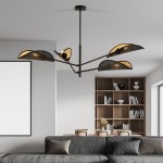 Lampa sufitowa 4-punktowa Vene w kolorze czarnym z złotymi kloszami. Ujęcie z dołu, ukazujące eleganckie, perforowane klosze w kształcie liści. Lampa zawieszona w nowoczesnym wnętrzu, nad szarym sofą i drewnianą półką z książkami.