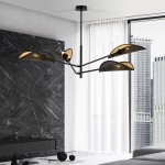 Czarna lampa sufitowa 4-punktowa Vene z metalowymi kloszami w złotym kolorze, zamontowana na długim stelażu. Widok z boku, w nowoczesnym wnętrzu z marmurową ścianą i dużymi oknami.