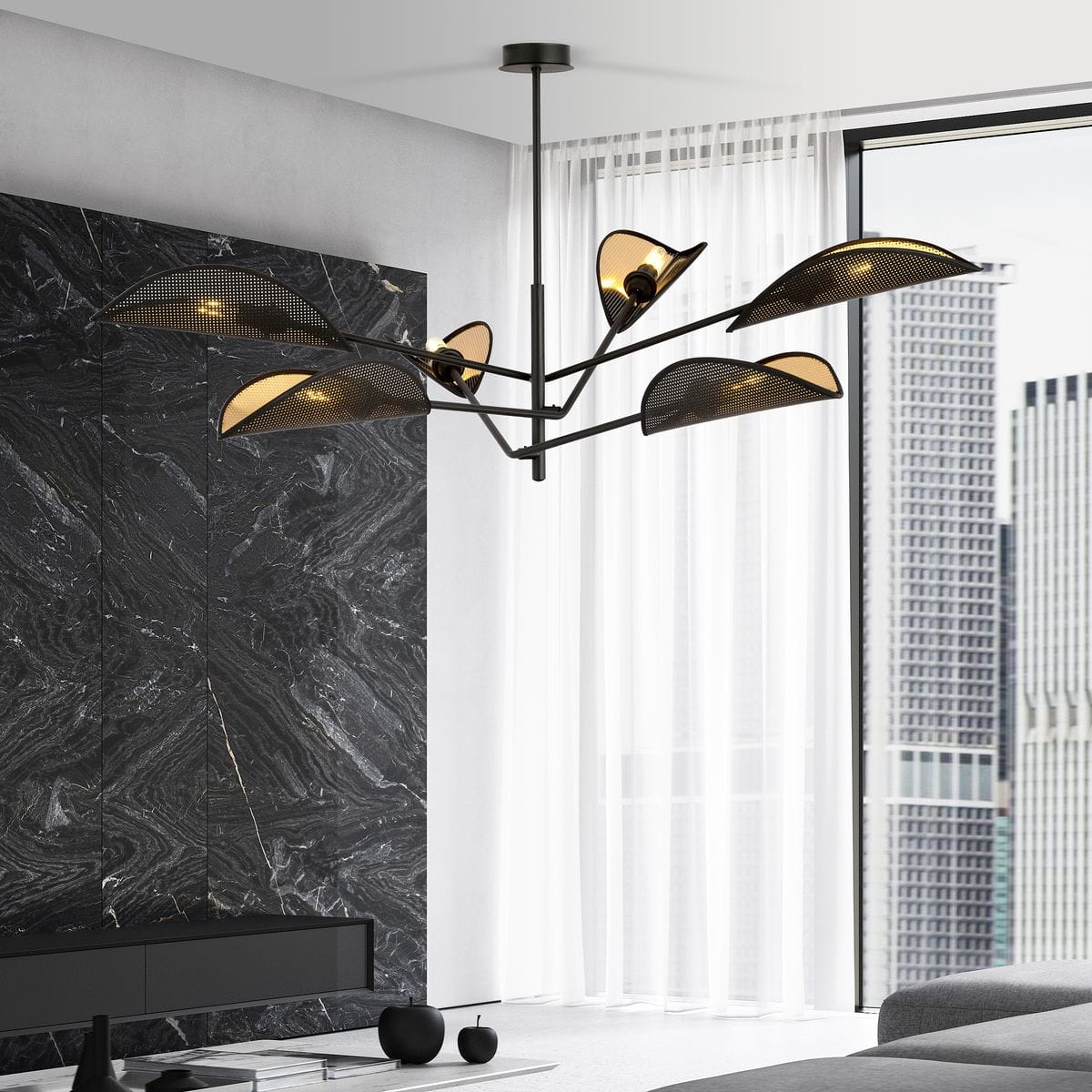 Lampa sufitowa Vene 6-punktowa w kolorze czarnym i złotym, z unikalnymi kloszami w kształcie liści, zawieszona nad nowoczesnym wnętrzem z marmurową ścianą. Klosze wykonane z siatki, z widocznymi źródłami światła.