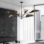 Lampa sufitowa Vene 6-punktowa w kolorze czarnym i złotym, z unikalnymi kloszami w kształcie liści, zawieszona nad nowoczesnym wnętrzem z marmurową ścianą. Klosze wykonane z siatki, z widocznymi źródłami światła.