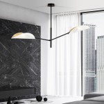 Lampa sufitowa 2-punktowa Vene w kolorze białym z złotymi akcentami, umieszczona na czarnym stelażu. Widoczna w nowoczesnym wnętrzu z marmurową ścianą oraz oknem z zasłonami. Ujęcie z góry, pokazujące elegancki design i funkcjonalność.