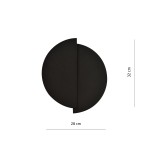 Czarny kinkiet Form 9, 2-punktowy, o średnicy 28 cm i wysokości 32 cm. Produkt ma minimalistyczny, okrągły kształt z wyraźnym podziałem. Wykończenie matowe, bez dodatkowych dekoracji. Ujęcie frontalne na białym tle.
