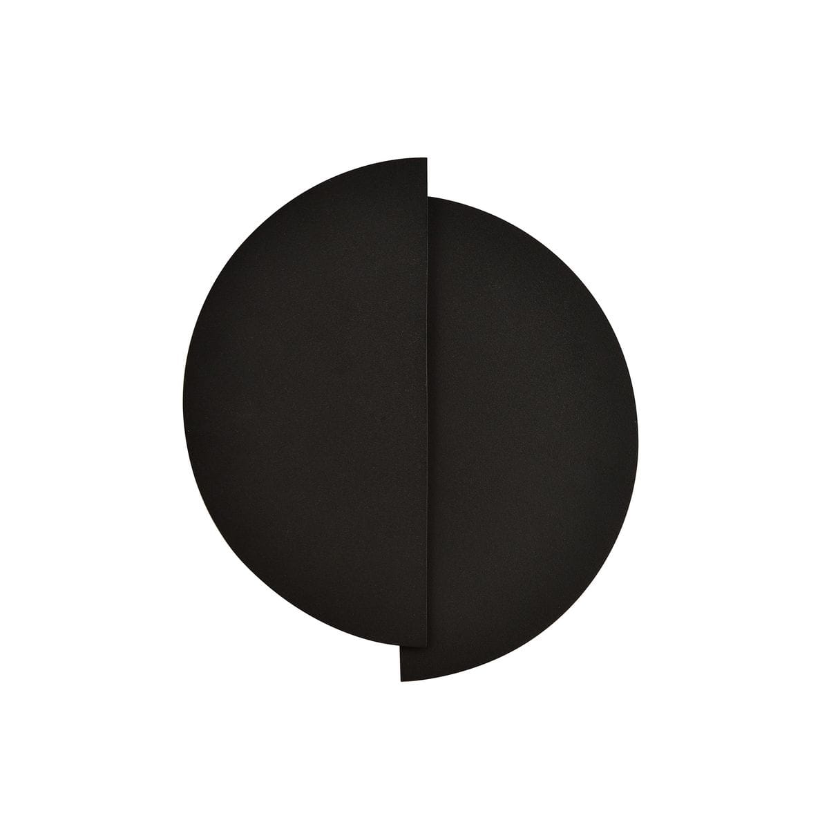 Czarny kinkiet Form 9, 2-punktowy, o minimalistycznym designie. Produkt w kształcie dwóch półokręgów, umieszczonych obok siebie, wykonany z matowego materiału. Ujęcie frontalne, na jednolitym tle.