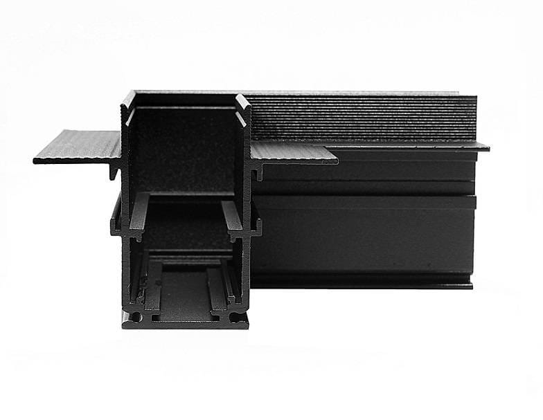 Łącznik kątowy do szyn magnetycznych w kolorze czarnym, wykonany z metalu, z otworami i szczelinami. Ujęcie frontalne pokazuje szczegóły konstrukcji oraz teksturę powierzchni. Idealny do zastosowań w gips-kartonowych systemach o wysokości 9,5 cm.