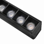 Lampa LED liniowa do szyny magnetycznej, czarna, z pięcioma hexagonalnymi źródłami światła. Ujęcie z góry, ukazujące detale lampy oraz teksturę obudowy. Wymiary 44 cm, moc 24W, temperatura barwowa 3000K.
