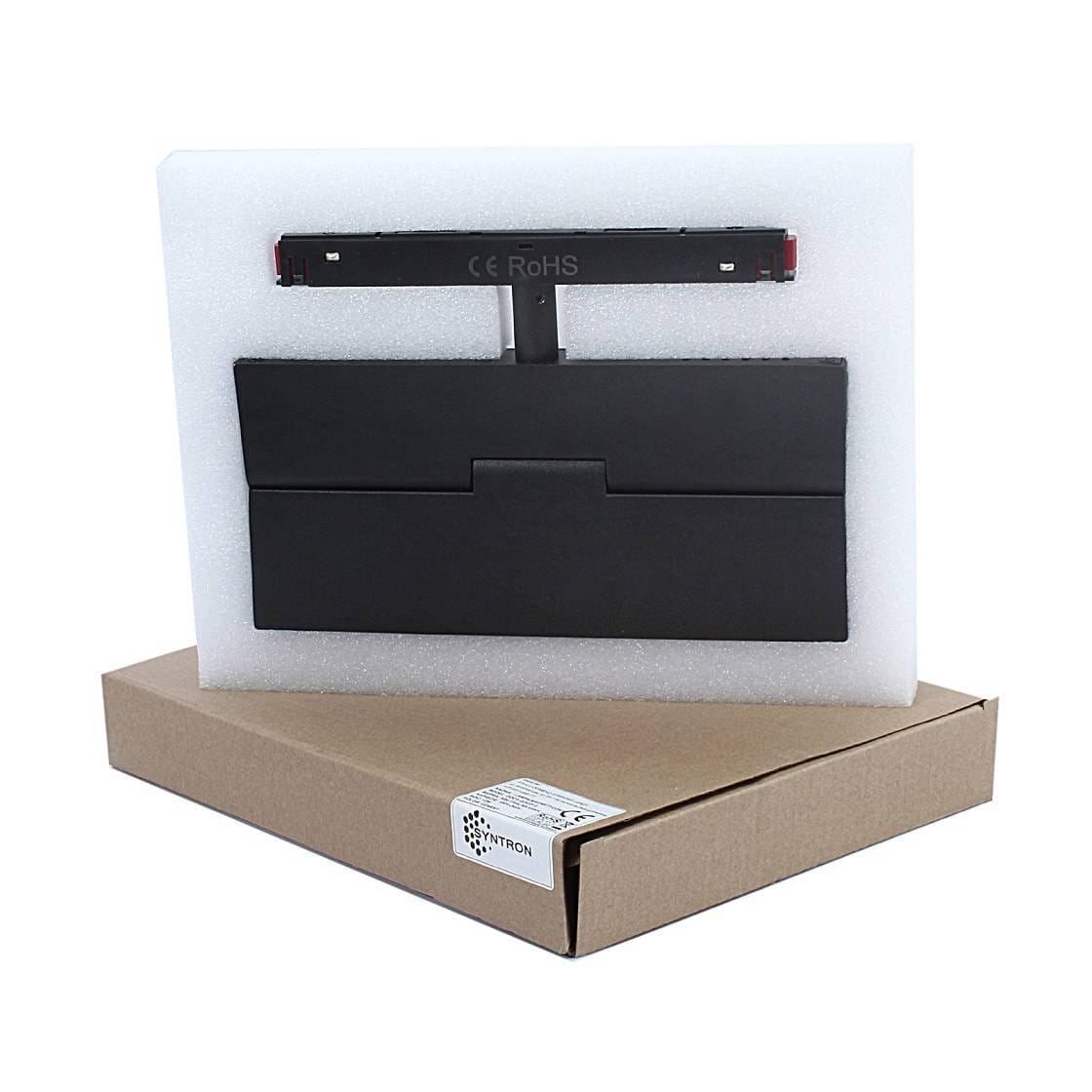 Lampa spot LED do szyny magnetycznej, kolor czarny. Widoczne mocowanie do szyny i obudowa lampy. Produkt leży na kartonowym opakowaniu, otoczony białą pianką ochronną. Wymiary i szczegóły konstrukcji nie są widoczne.