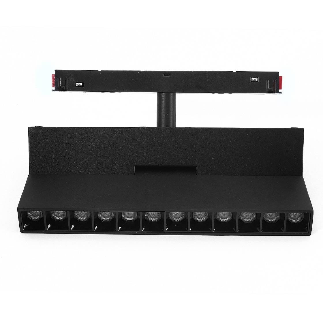 Lampa spot LED do szyny magnetycznej, czarna, z jedną pionową rurką montażową. Posiada 10 okrągłych diod LED umieszczonych w prostokątnej obudowie. Kąt ujęcia frontalny, na jednolitym tle. Idealna do oświetlenia w pomieszczeniach.