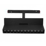 Lampa spot LED do szyny magnetycznej, czarna, z jedną pionową rurką montażową. Posiada 10 okrągłych diod LED umieszczonych w prostokątnej obudowie. Kąt ujęcia frontalny, na jednolitym tle. Idealna do oświetlenia w pomieszczeniach.