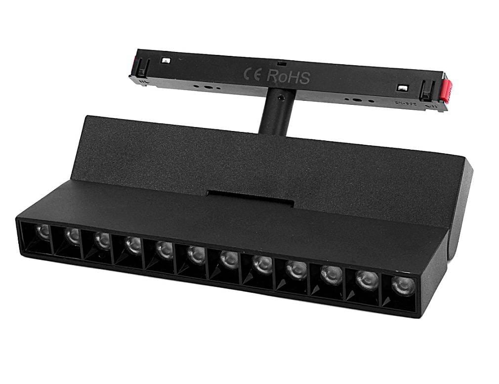 Lampa spot LED do szyny magnetycznej, czarna, z 12 diodami LED wzdłuż frontu. Ujęcie z przodu, pokazujące mocowanie do szyny. Wymiary i detale konstrukcji widać wyraźnie, z teksturą matowego wykończenia. Temperatura barwowa 4000K.