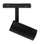 Reflektor spot LED do szyny magnetycznej o mocy 7W, barwie światła 3000K, w kolorze czarnym. Ujęcie z boku, produkt w pozycji wiszącej, z cylindrycznym kloszem i prostokątnym mocowaniem. Matowa powierzchnia, bez widocznych napisów lub logo.