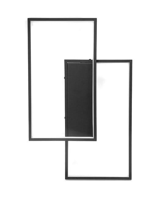 Czarna lampa sufitowa LED 48W w kształcie dwóch nakładających się prostokątów. Z tyłu widoczny pilot do zdalnego sterowania. Lampa montowana na suficie, z minimalistycznym designem. Tło białe, co podkreśla jej formę.