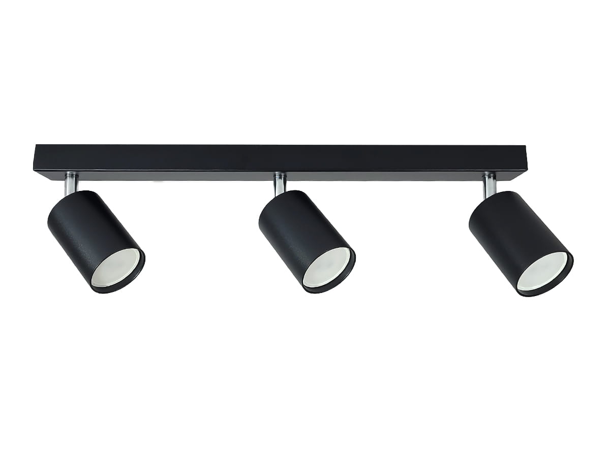 Czarna lampa sufitowa Bardo z trzema punktami świetlnymi. Każdy reflektor ma cylindryczny kształt z chromowanymi detalami. Lampa zamontowana na prostokątnej podstawie, widok z przodu, na białym tle.